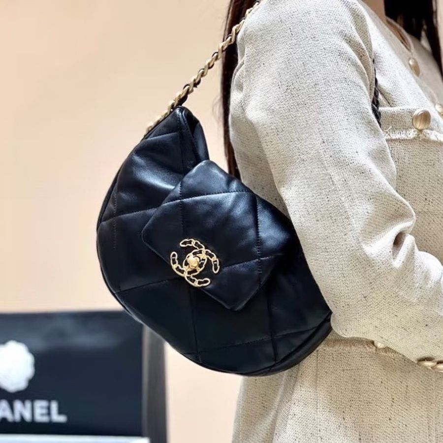 全新全配🖤✨#香奈兒 #黑銀餃子包 #19bag系列24c腋下包 #盒子塵袋 #晶片款-1