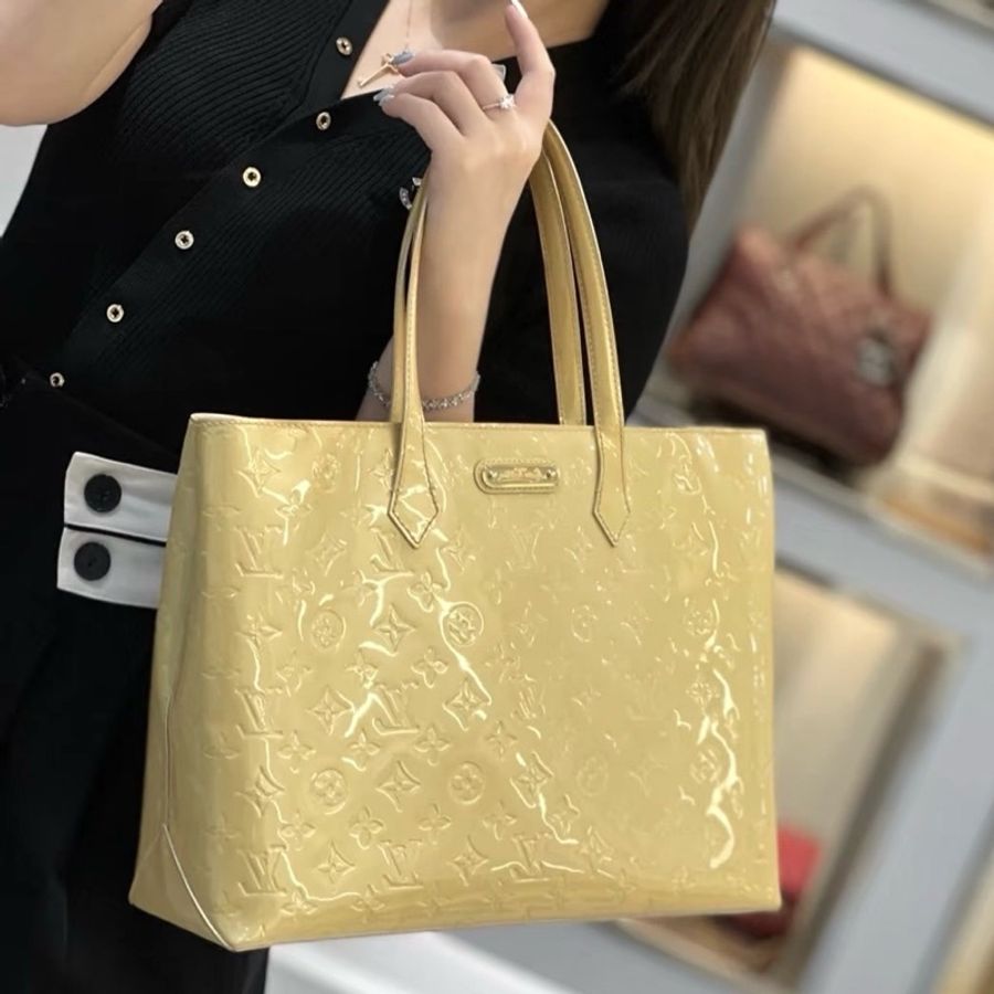 莉亞精品♡ LV 漆皮淡黃色托特包 二手-1