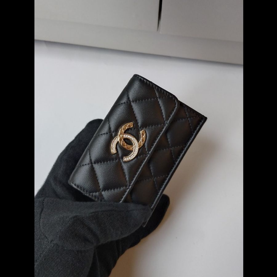 Chanel 水鑽雙C菱格黑羊皮雙面短方夾-2