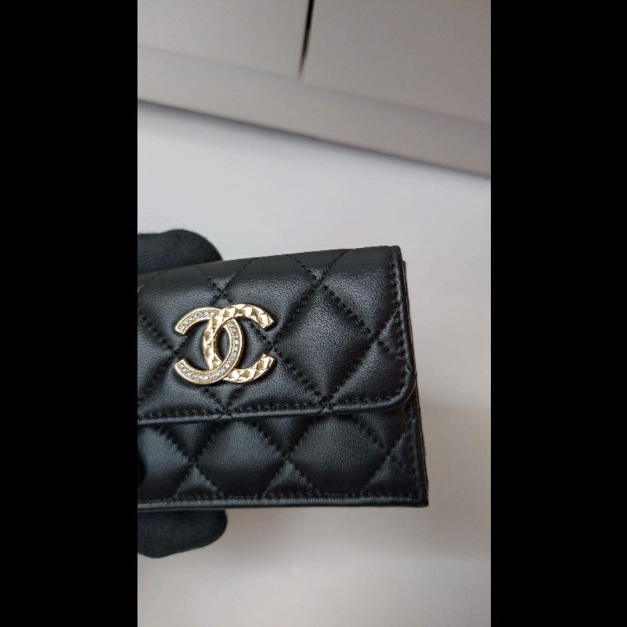 Chanel 水鑽雙C菱格黑羊皮雙面短方夾-4