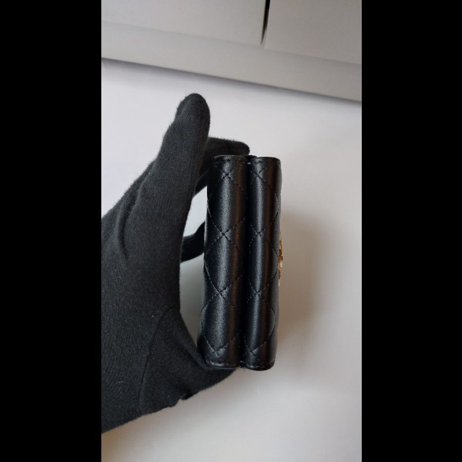 Chanel 水鑽雙C菱格黑羊皮雙面短方夾-6