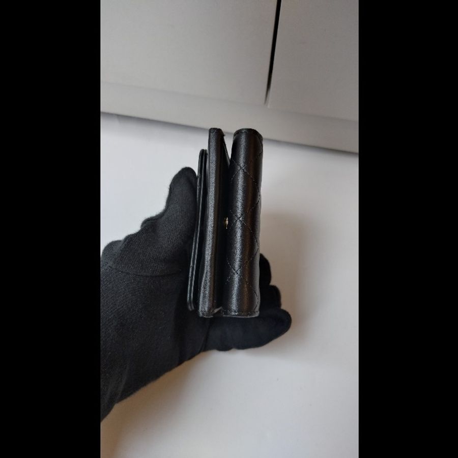 Chanel 水鑽雙C菱格黑羊皮雙面短方夾-8