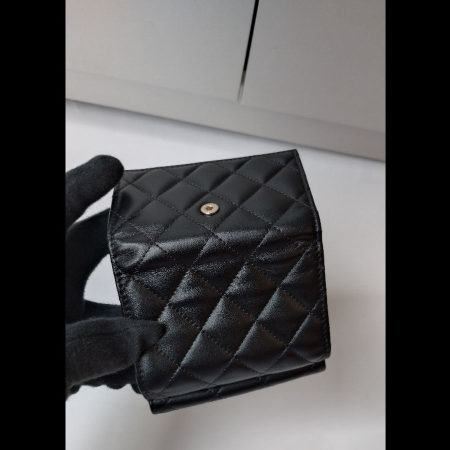 Chanel 水鑽雙C菱格黑羊皮雙面短方夾-12