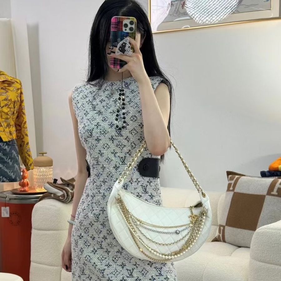 Chanel 羊皮白色hobo珍珠鏈條半月包 白色牛皮配金色鏈條+珍珠裝飾 35*17*4.5cm 98新配件塵袋-1