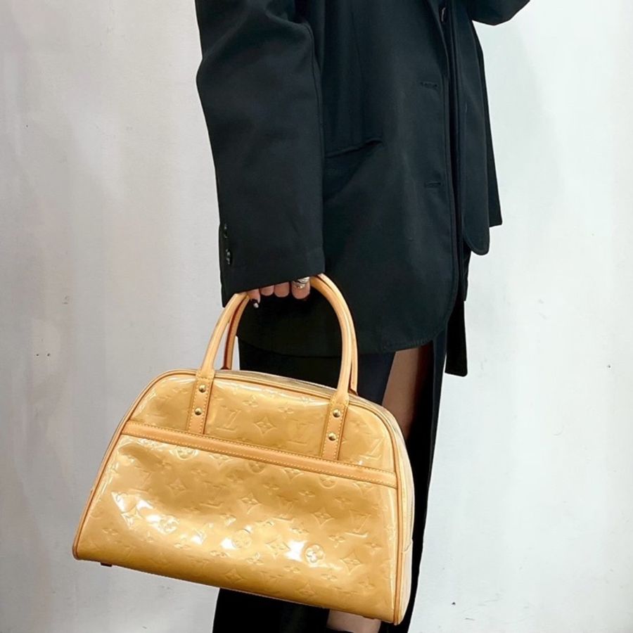 莉亞精品♡ LV M91103 壓紋漆皮保齡球包 黃色 二手-1