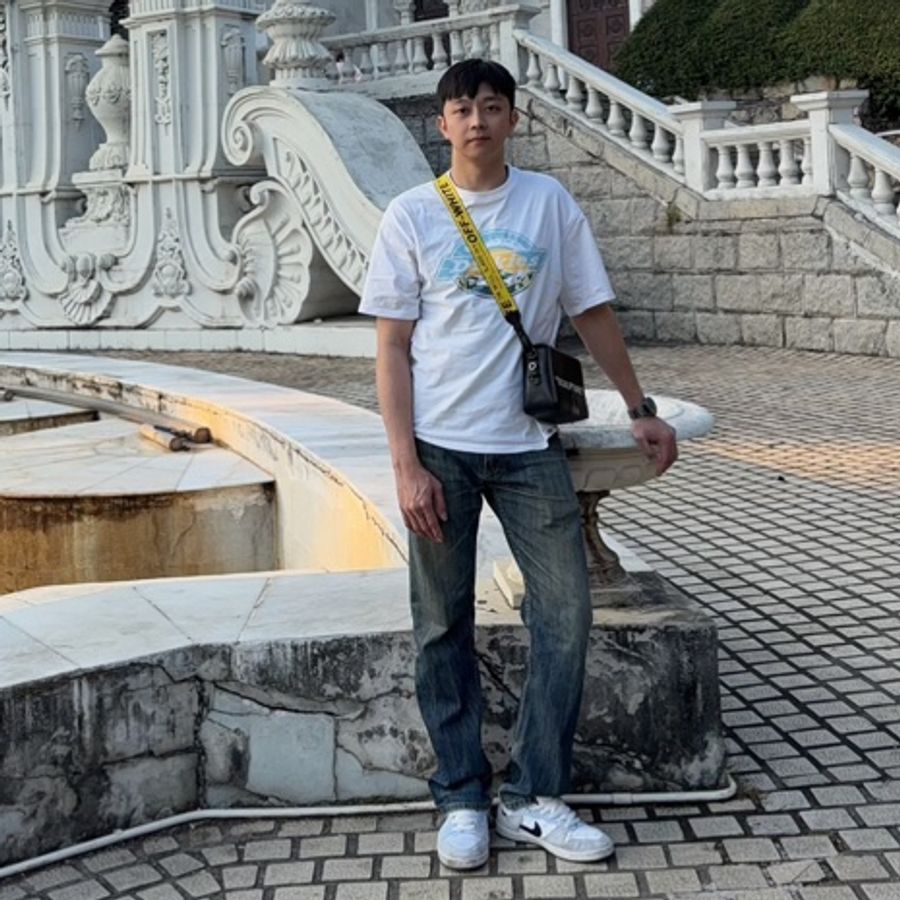 Off-White 牛皮Logo夾扣翻蓋斜背單肩包~潮品潮包-6