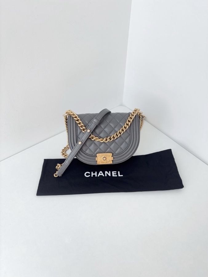 Chanel香奈兒 Leboy半月馬鞍包 氣質水泥灰金扣 荔枝牛皮晶片款 尺寸18*14-0