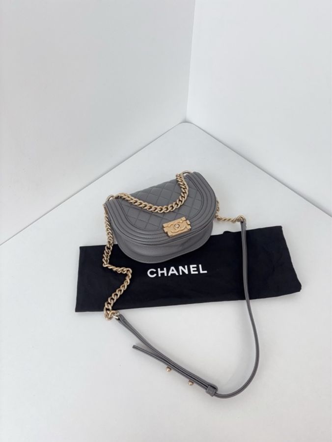 Chanel香奈兒 Leboy半月馬鞍包 氣質水泥灰金扣 荔枝牛皮晶片款 尺寸18*14-5