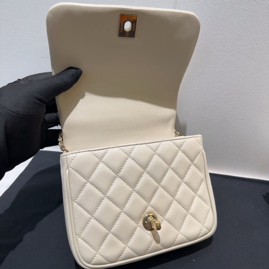 Chanel 香奈兒 象牙白風琴手提方胖子,25開 整體輕微使用痕跡-6