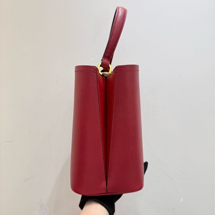Prada/普拉達 panier水桶包紅色十字紋牛皮金扣 底長22cm 原始好成色-3