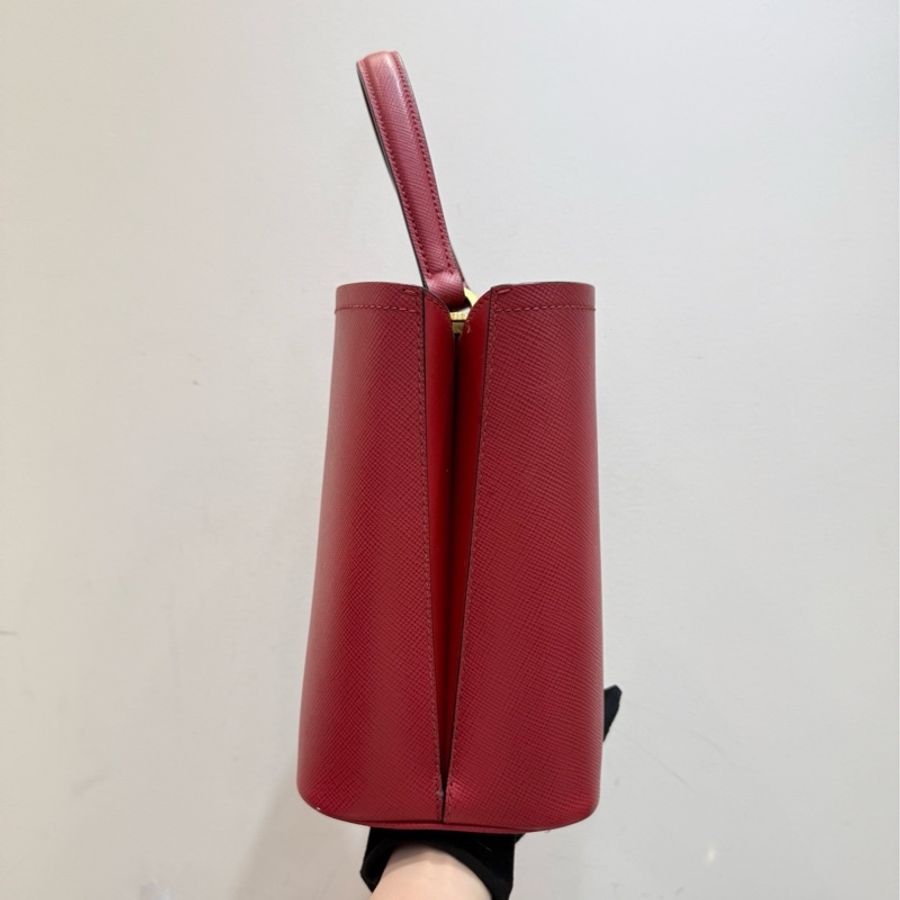 Prada/普拉達 panier水桶包紅色十字紋牛皮金扣 底長22cm 原始好成色-4