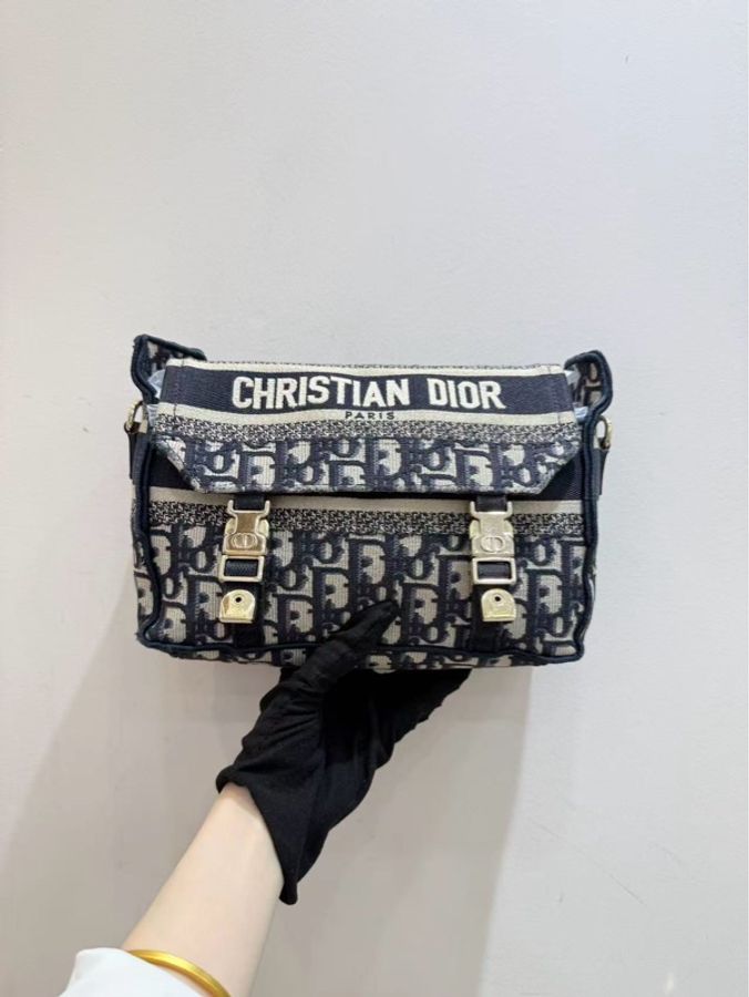 Dior 迪奧 DiorCamp老花郵差包小號 藍色老花刺繡滿印-1