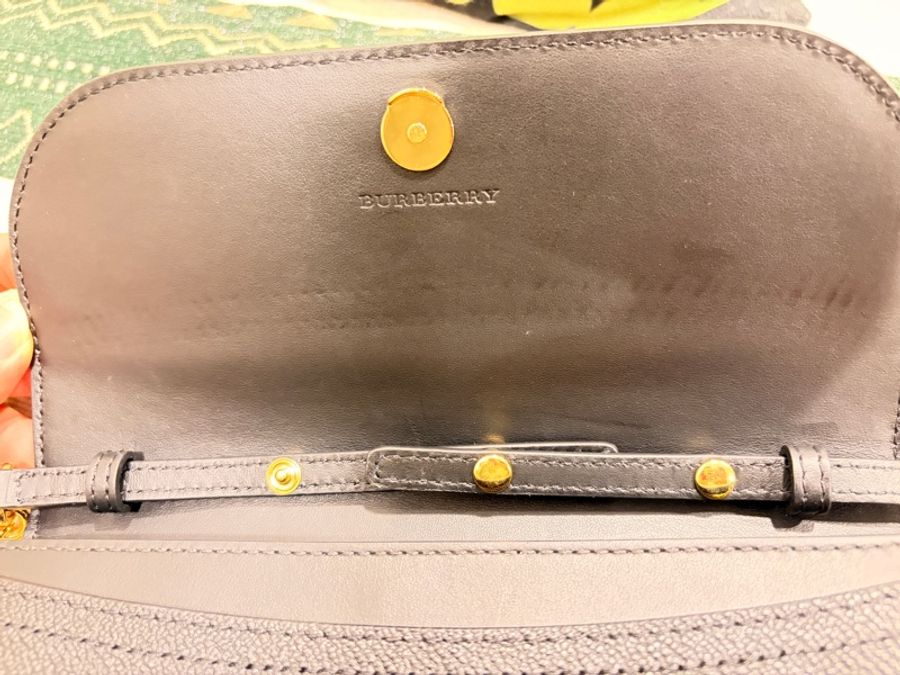 🇬🇧 BURBERRY Henley WOC斜背包-13