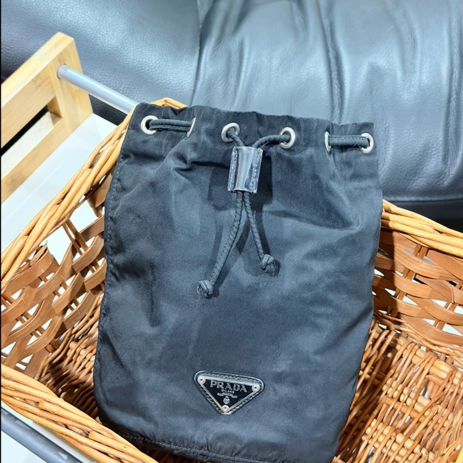 Prada • 經典黑銀尼龍迷你水桶包-4