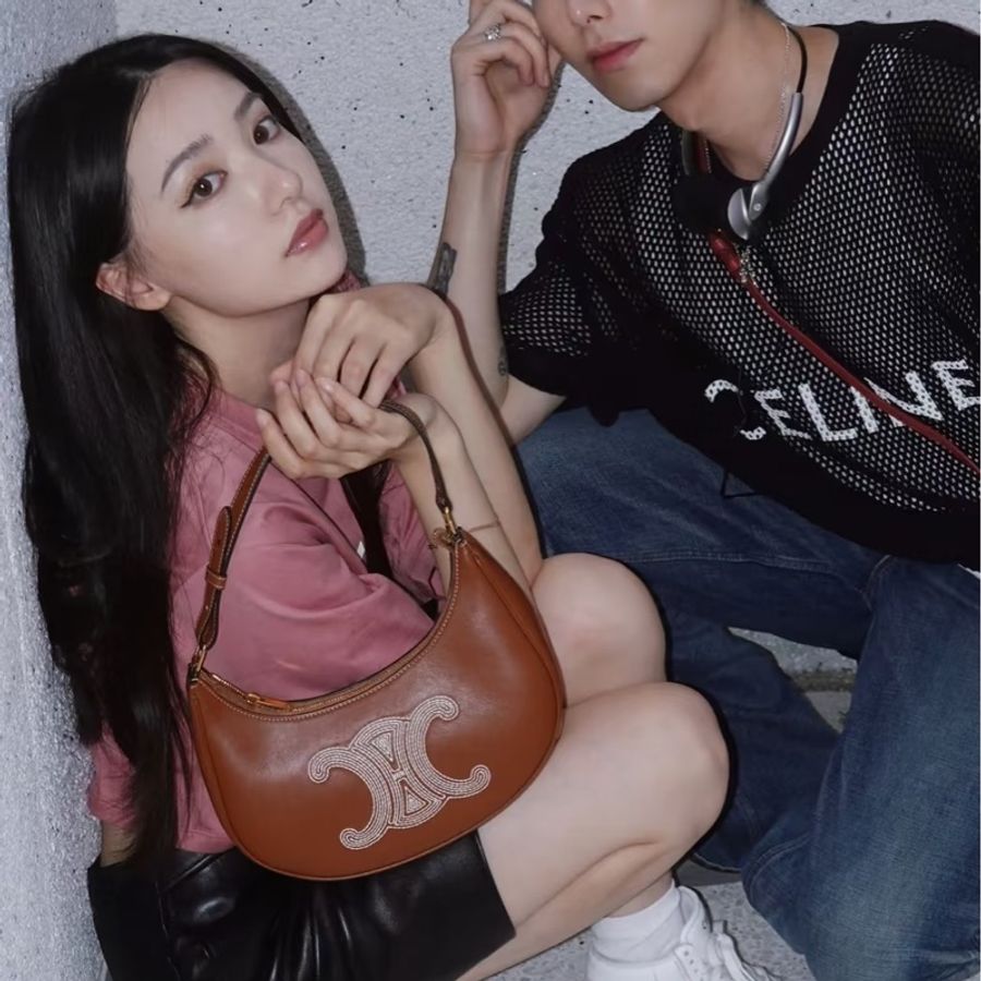 #Lisa同款 #全網最低價 #季節限定特殊款 CELINE 刺繡凱旋門Logo 月牙包-1