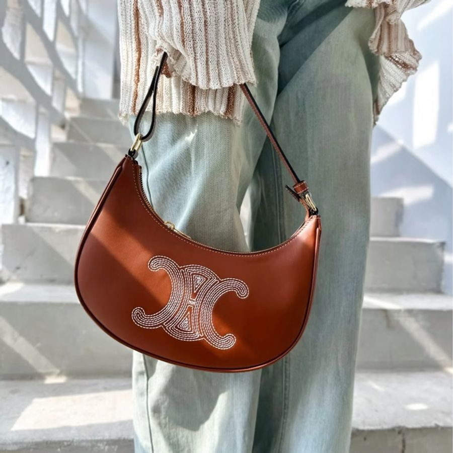 #Lisa同款 #全網最低價 #季節限定特殊款 CELINE 刺繡凱旋門Logo 月牙包-2
