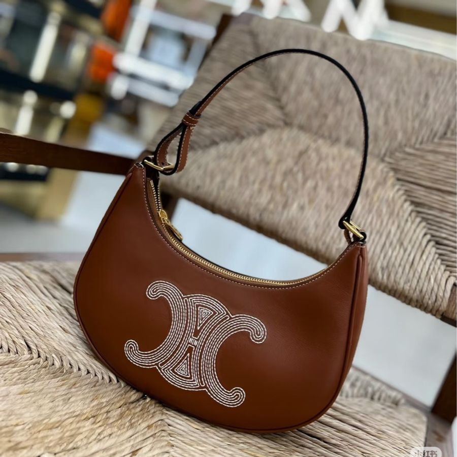 #Lisa同款 #全網最低價 #季節限定特殊款 CELINE 刺繡凱旋門Logo 月牙包-3