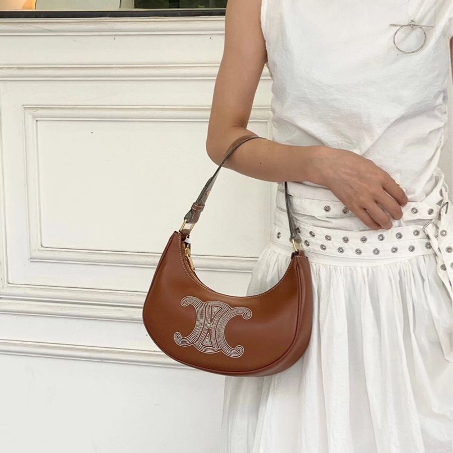 #Lisa同款 #全網最低價 #季節限定特殊款 CELINE 刺繡凱旋門Logo 月牙包-5