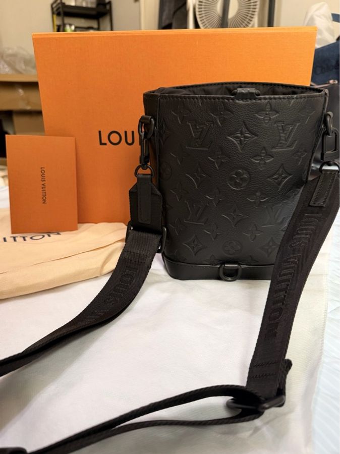 Louis Vuitton M82248 黑色老花壓紋水桶包-0
