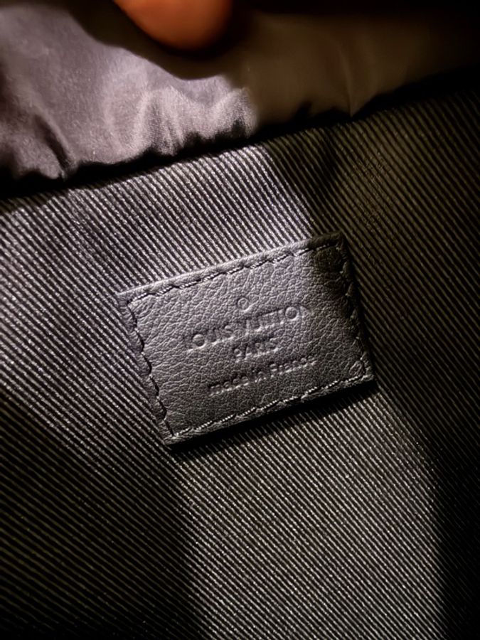Louis Vuitton M82248 黑色老花壓紋水桶包-6