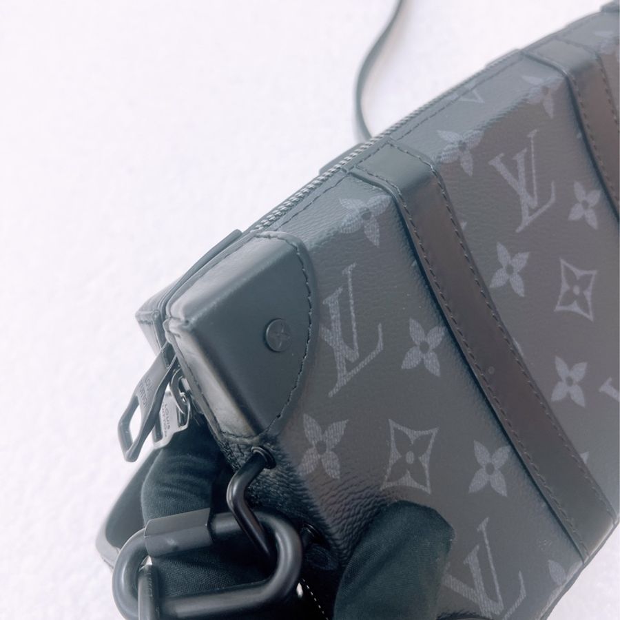 Lv soft trunk wallet 黑武士斜挎包-11