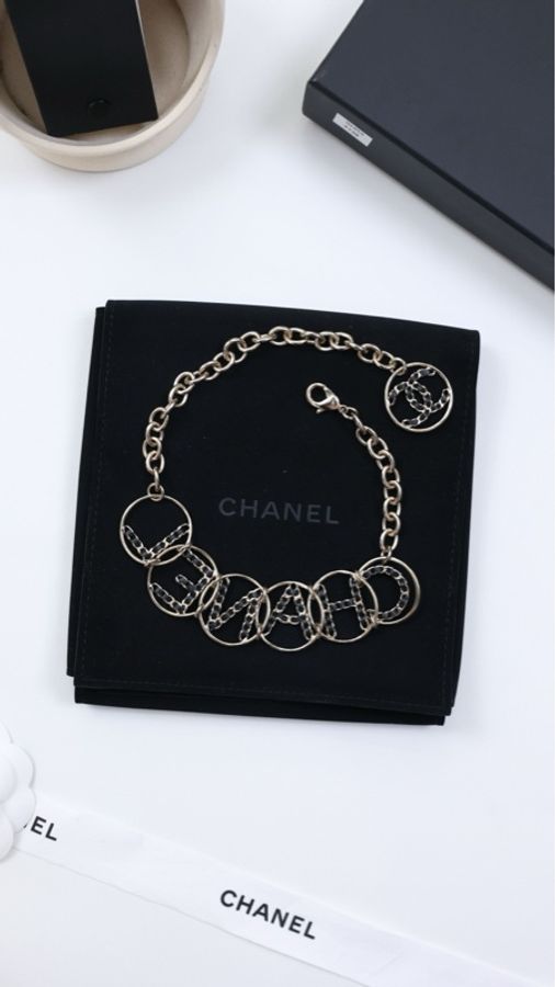 Chanel 19年黑色皮穿链字母圆环项链-1