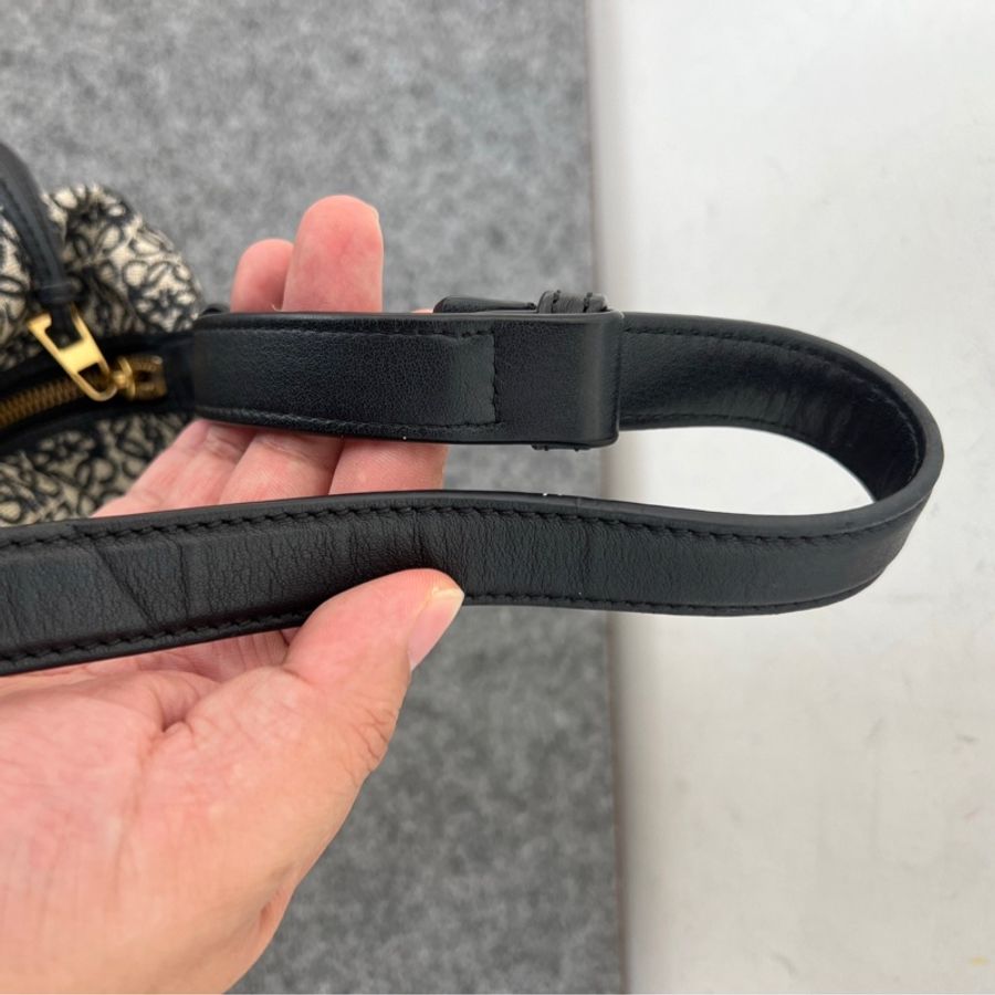 羅意威/Loewe Cubi Anagram 小號 飯盒包,黑色手提包單肩包腋下包-8