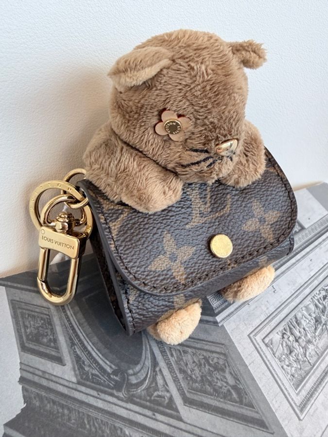 Louis Vuitton ✨LV老花錢包耳機包小熊花豹貓咪吊飾掛飾 原價三萬多-2