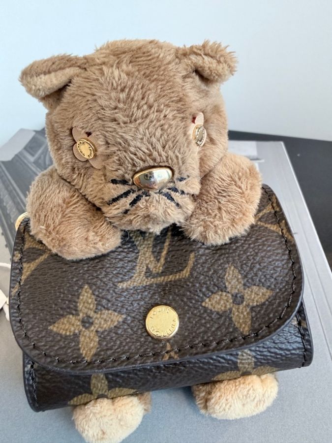 Louis Vuitton ✨LV老花錢包耳機包小熊花豹貓咪吊飾掛飾 原價三萬多-11