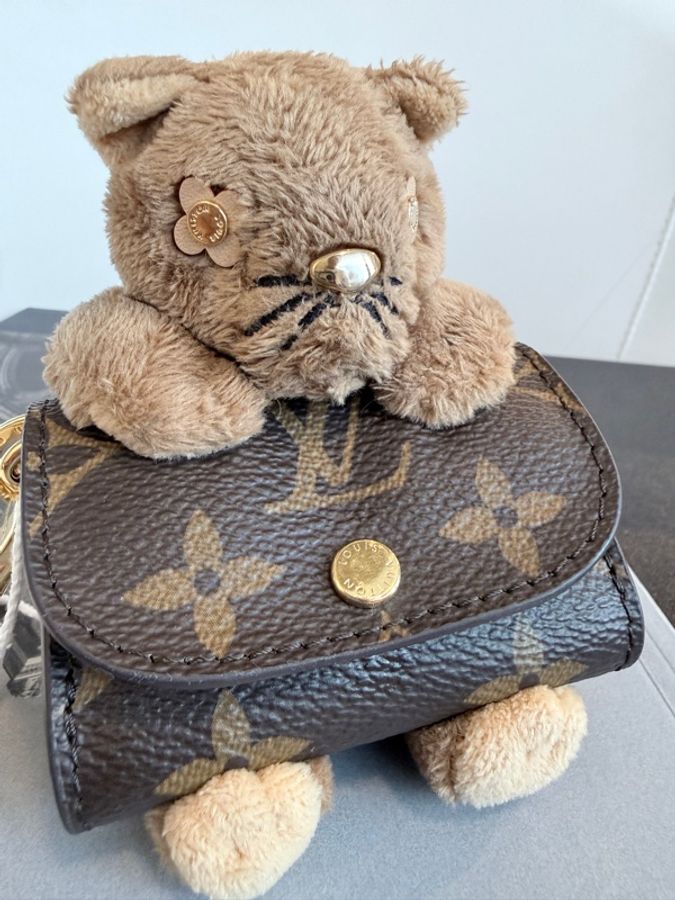 Louis Vuitton ✨LV老花錢包耳機包小熊花豹貓咪吊飾掛飾 原價三萬多-12