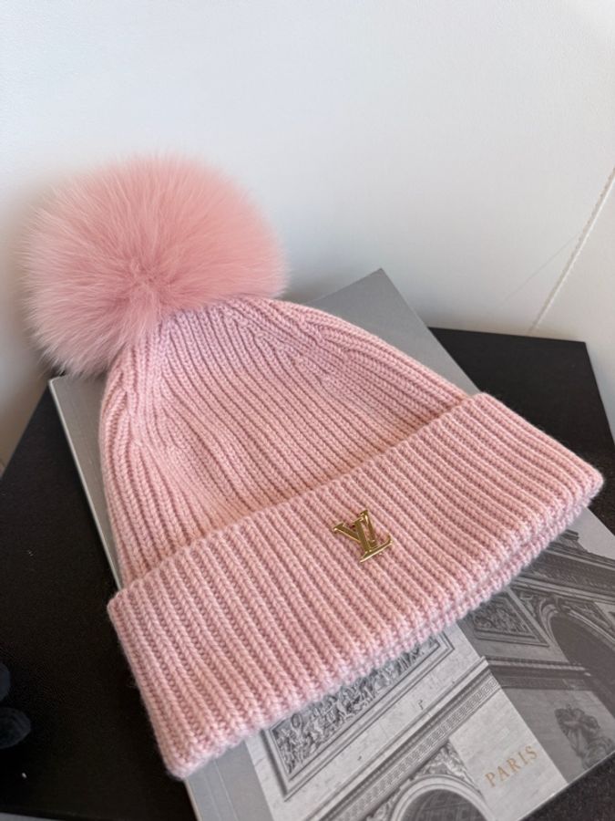 Louis Vuitton ✨LV M92529金屬配飾狐狸毛球球帽針織帽羊絨毛帽冷帽-1