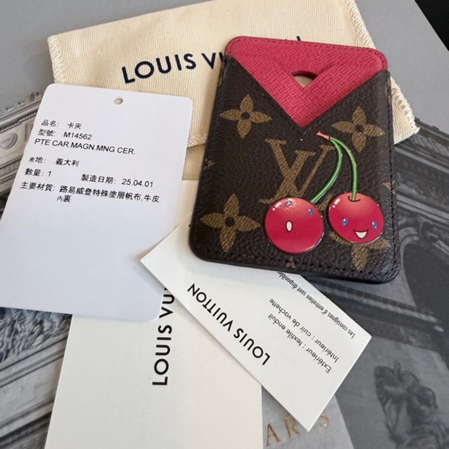 Louis Vuitton✨LV M14562 Magnet 村上隆聯名櫻桃系列手機磁吸式卡包-0