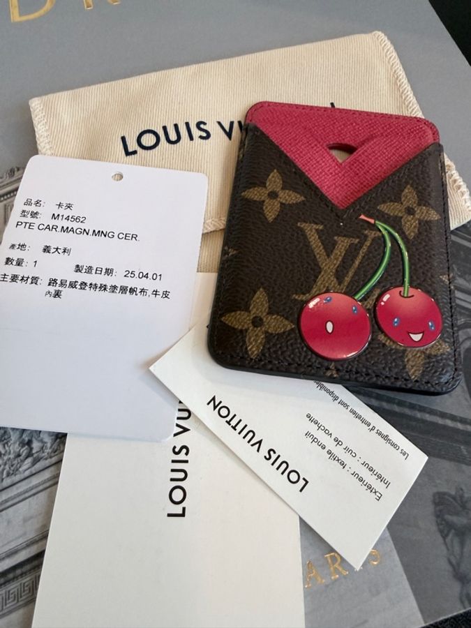 Louis Vuitton✨LV M14562 Magnet 村上隆聯名櫻桃系列手機磁吸式卡包-13