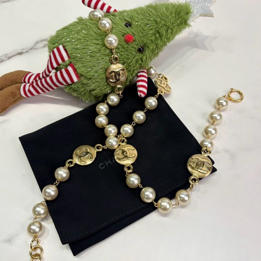 CHANEL 雙C金屬圓牌珍珠長項鍊-3