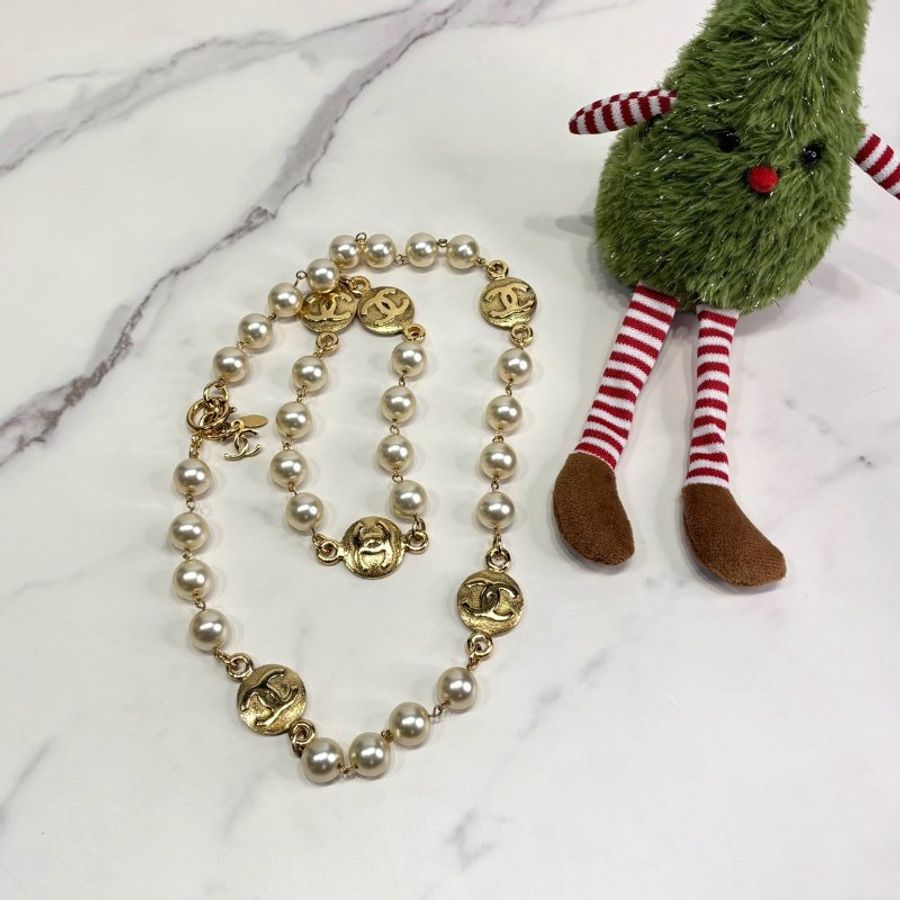 CHANEL 雙C金屬圓牌珍珠長項鍊-4
