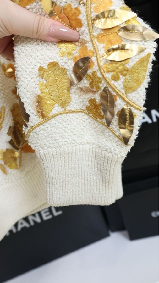 Chanel 18年希腊系列秀款秀款立体金树叶山茶花毛衣-21