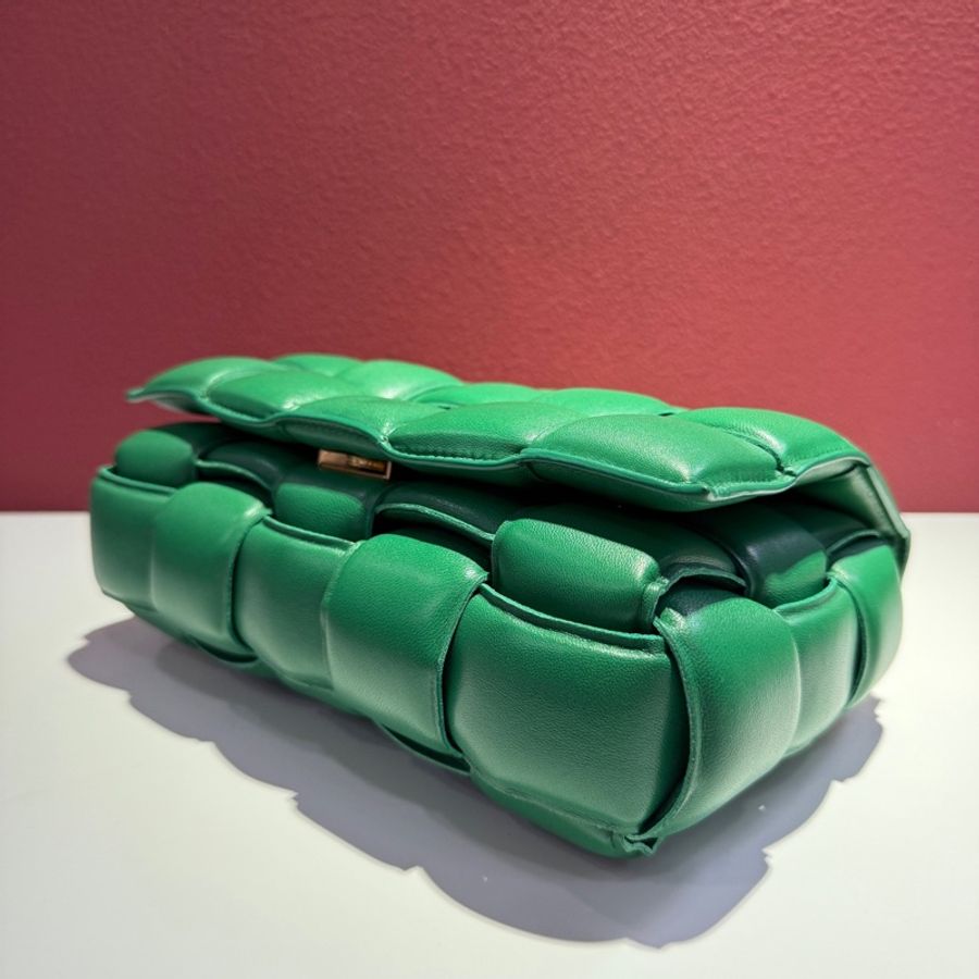 葆蝶家Bottega Veneta 15格深綠色羊皮編織枕頭包-4