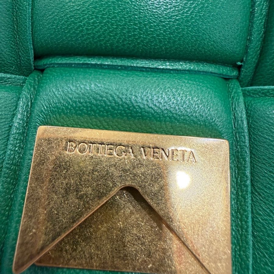 葆蝶家Bottega Veneta 15格深綠色羊皮編織枕頭包-6