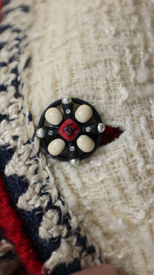 Chanel 06年高级手工坊系列奶白色蓝红滚边琉璃扣四口袋外套半裙套装-24