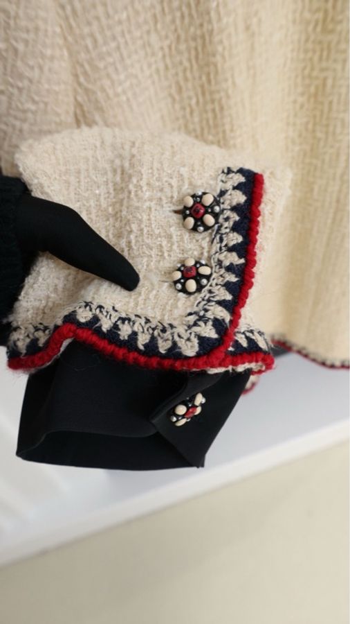 Chanel 06年高级手工坊系列奶白色蓝红滚边琉璃扣四口袋外套半裙套装-25