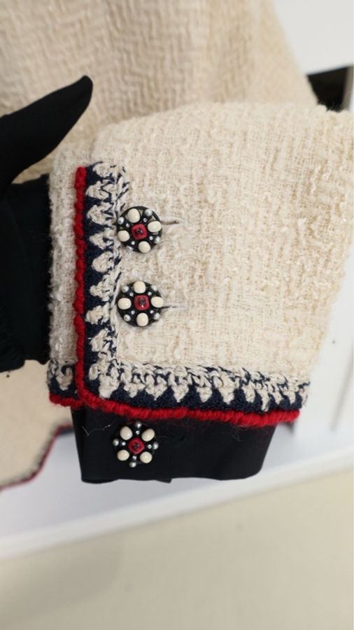 Chanel 06年高级手工坊系列奶白色蓝红滚边琉璃扣四口袋外套半裙套装-28