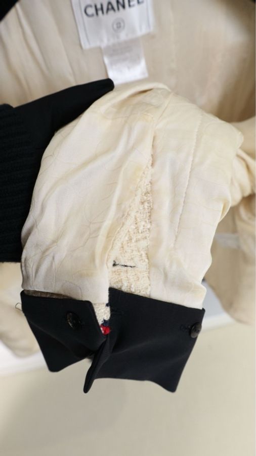 Chanel 06年高级手工坊系列奶白色蓝红滚边琉璃扣四口袋外套半裙套装-35