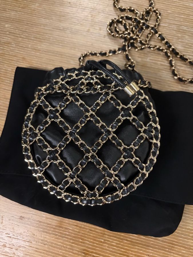 Chanel 圓型硬殼小包-1