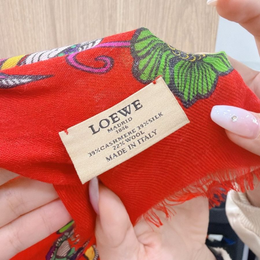 莉亞精品♡ Loewe 小鳥花花紅底大披肩 二手美品-5