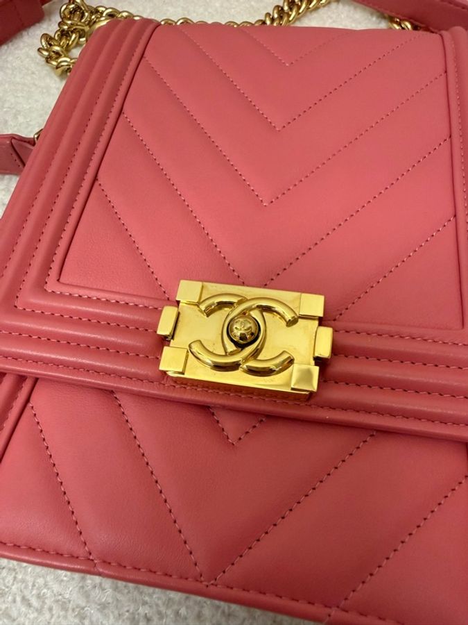 Chanel香奈兒粉色牛皮金扣豎版Leboy，28開，成色97新，尺寸16*4*20，優惠好價。-4