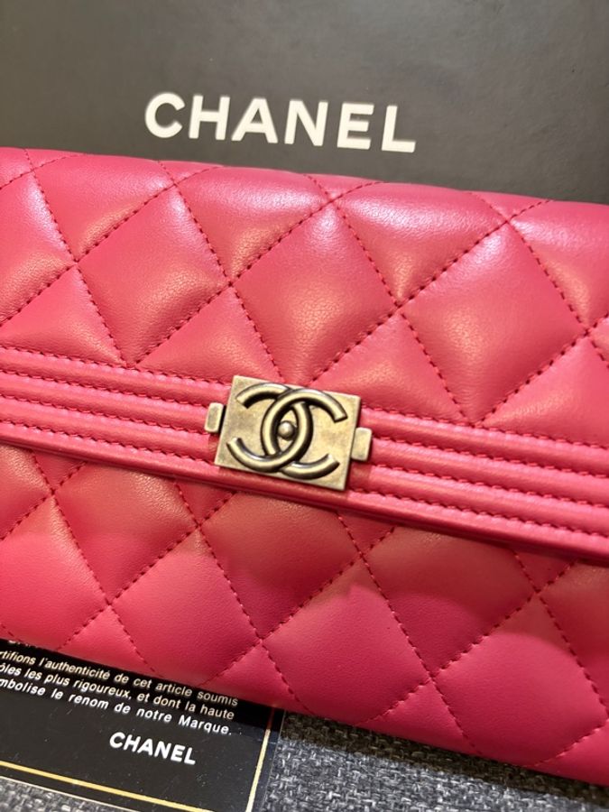 CHANEL 專櫃正品 A80286 26開 桃紅 BOY長夾 發財包-1