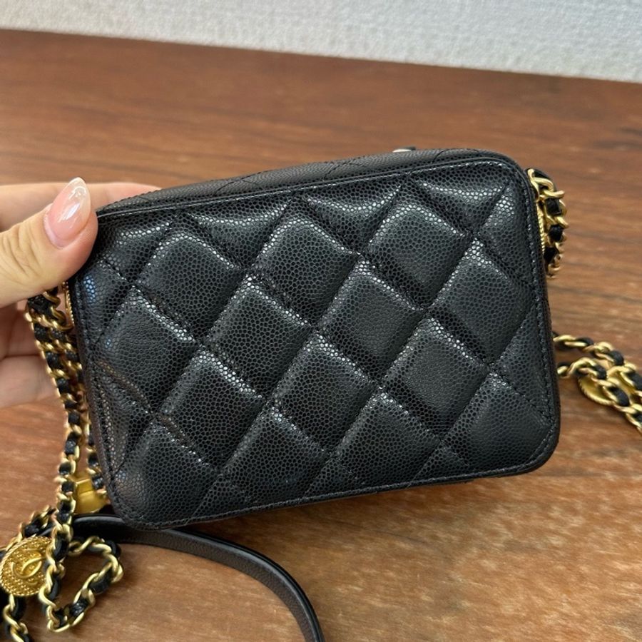 Chanel香奈兒22a 高級手工坊系列 金幣相機包 黑色金扣魚子醬牛皮 芯片款 無附件-1