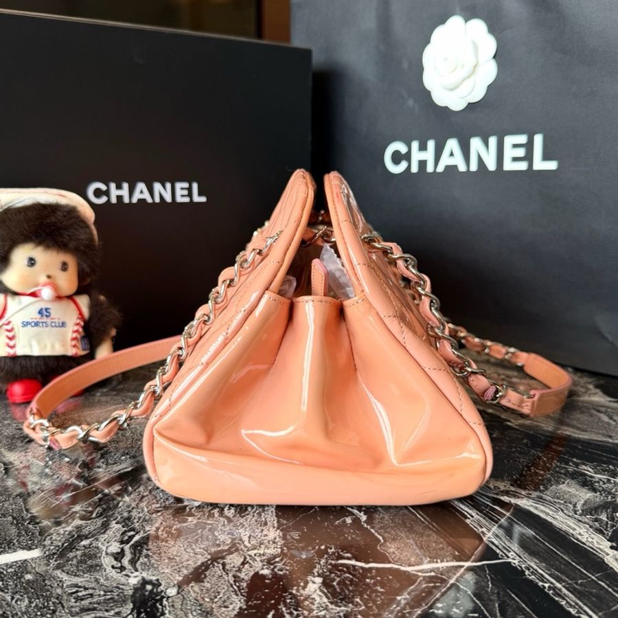Chanel 香奈兒 銀扣裸粉色小牛漆皮菱格紋保齡球鏈條單肩包 17開-2