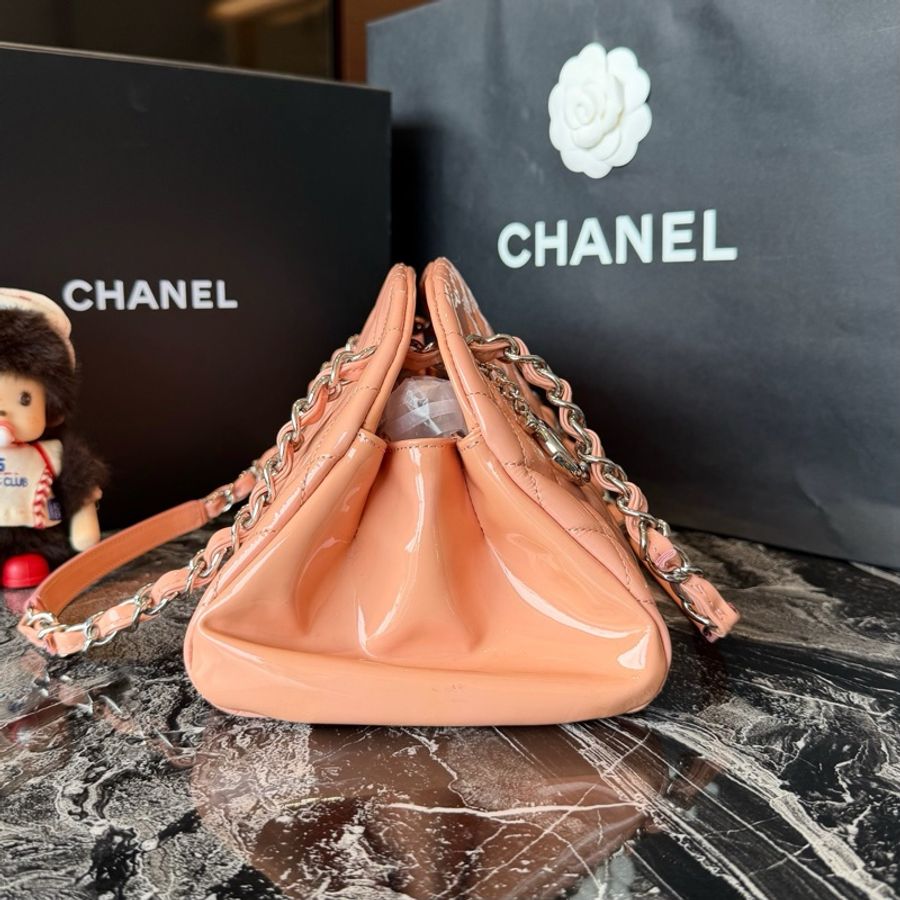 Chanel 香奈兒 銀扣裸粉色小牛漆皮菱格紋保齡球鏈條單肩包 17開-3