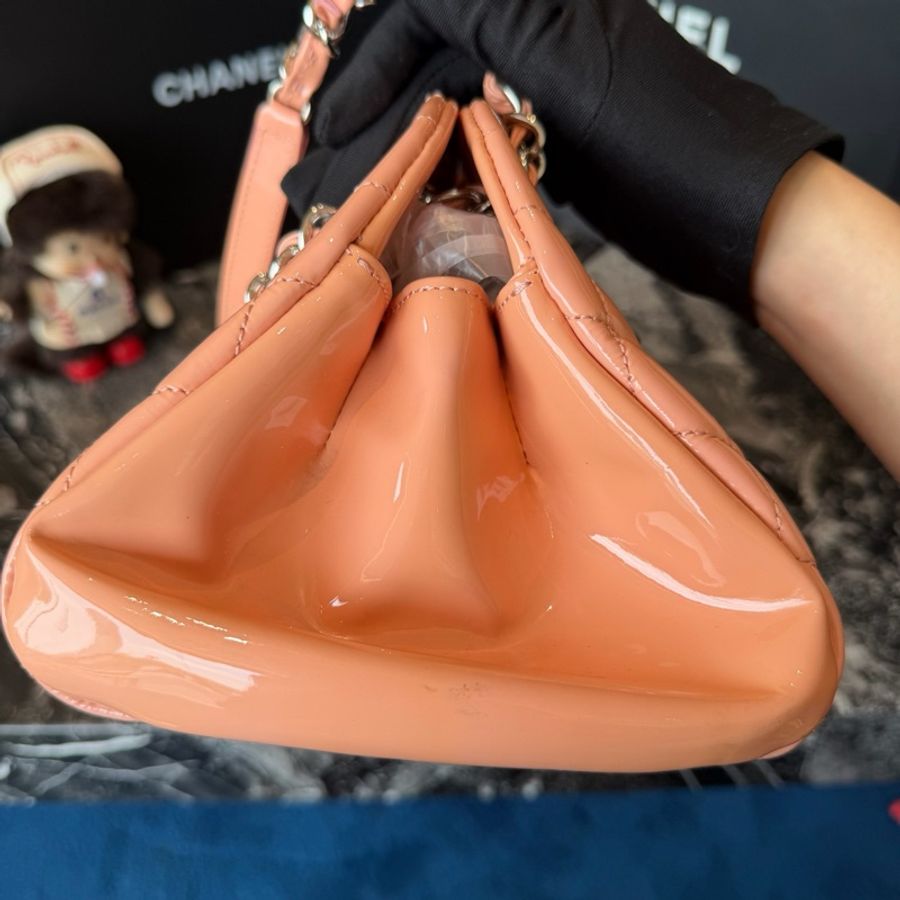 Chanel 香奈兒 銀扣裸粉色小牛漆皮菱格紋保齡球鏈條單肩包 17開-5